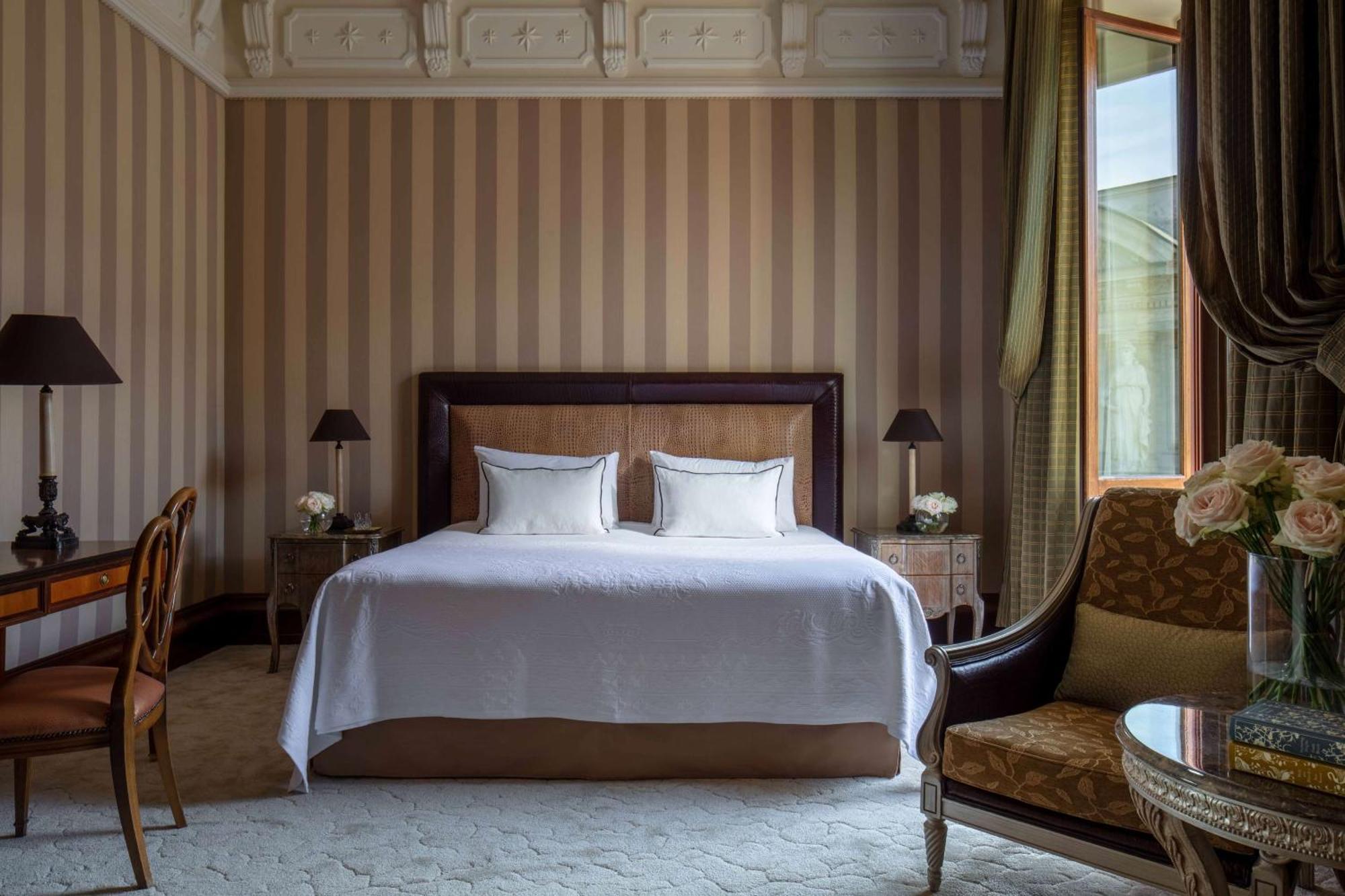 Anantara Palazzo Naiadi Hotel Rome Bagian luar foto A bedroom at the Four Seasons Hotel