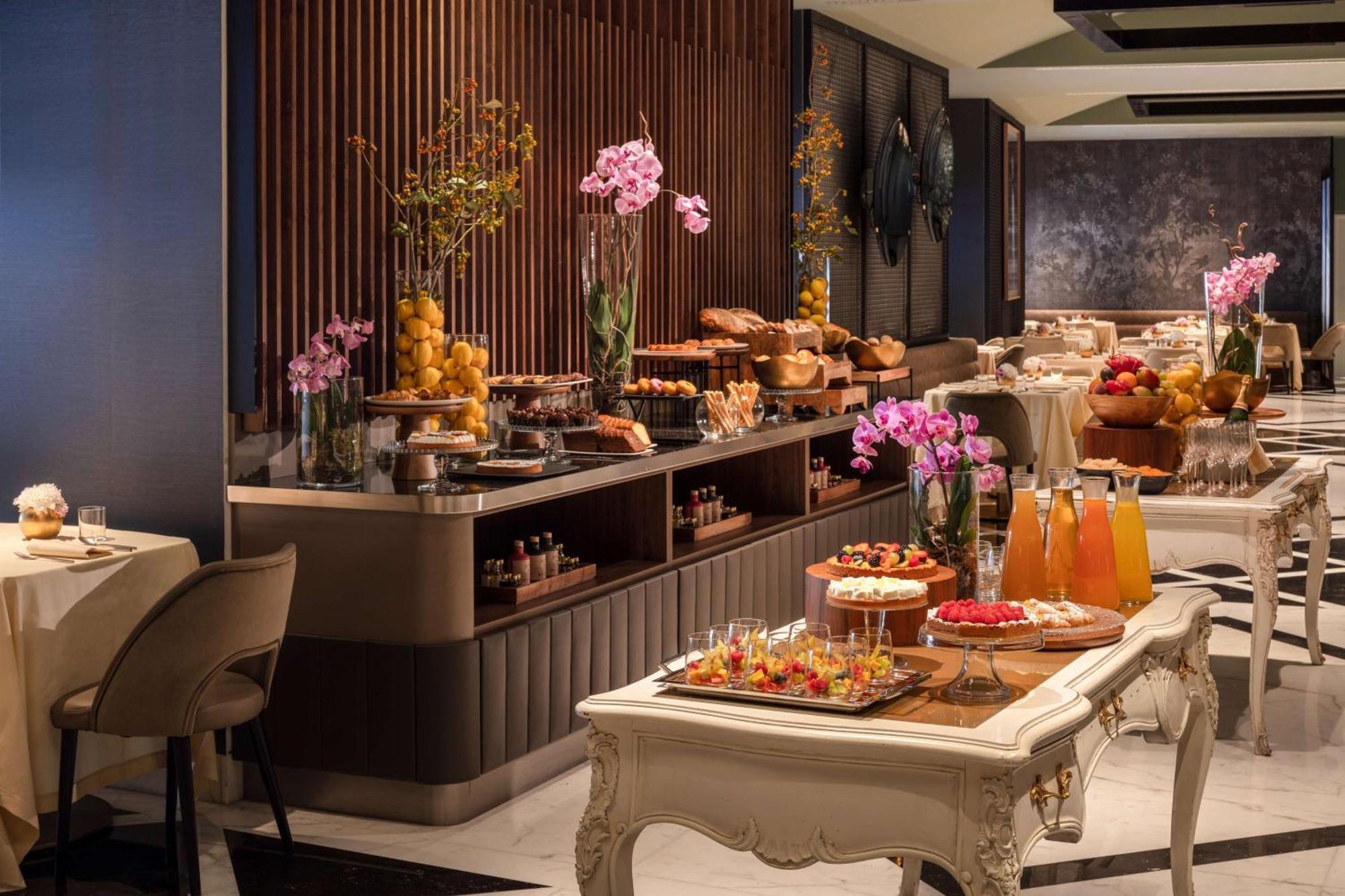 Anantara Palazzo Naiadi Hotel Rome Bagian luar foto The buffet at the hotel