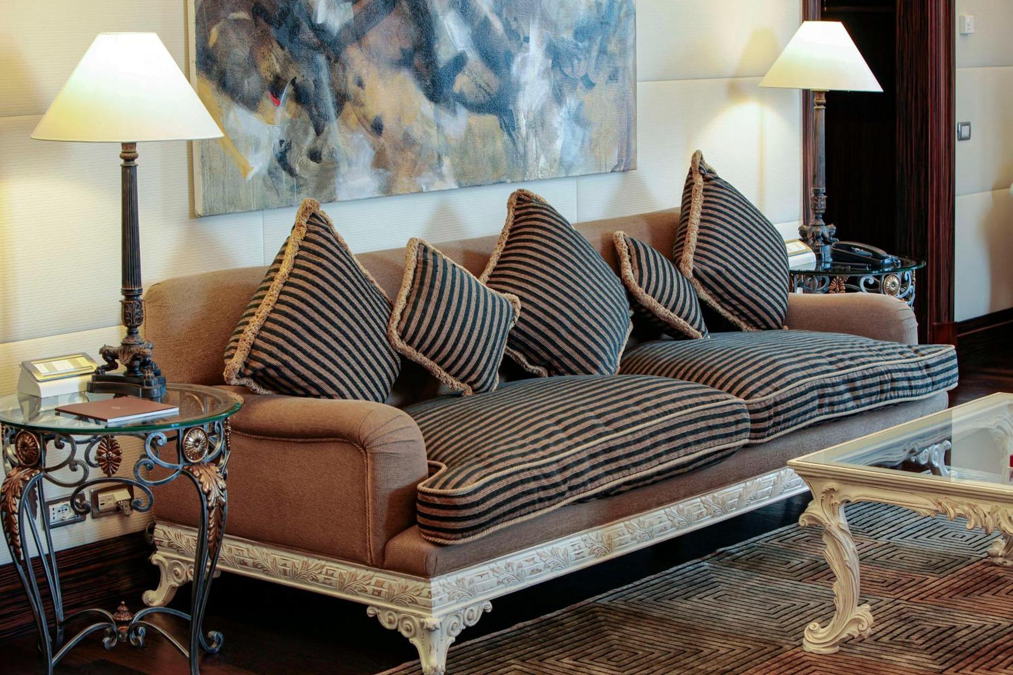 Anantara Palazzo Naiadi Hotel Rome Bagian luar foto A sofa